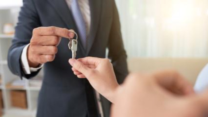 Remise de clés par un agent immobilier